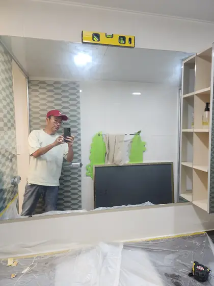 화장실 거울 철거 — 수평계를 올린 새 거울